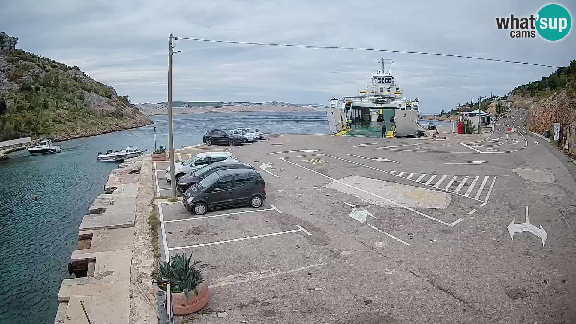 Spletna kamera trajektno pristanišče Prizna – proti otoku Pag