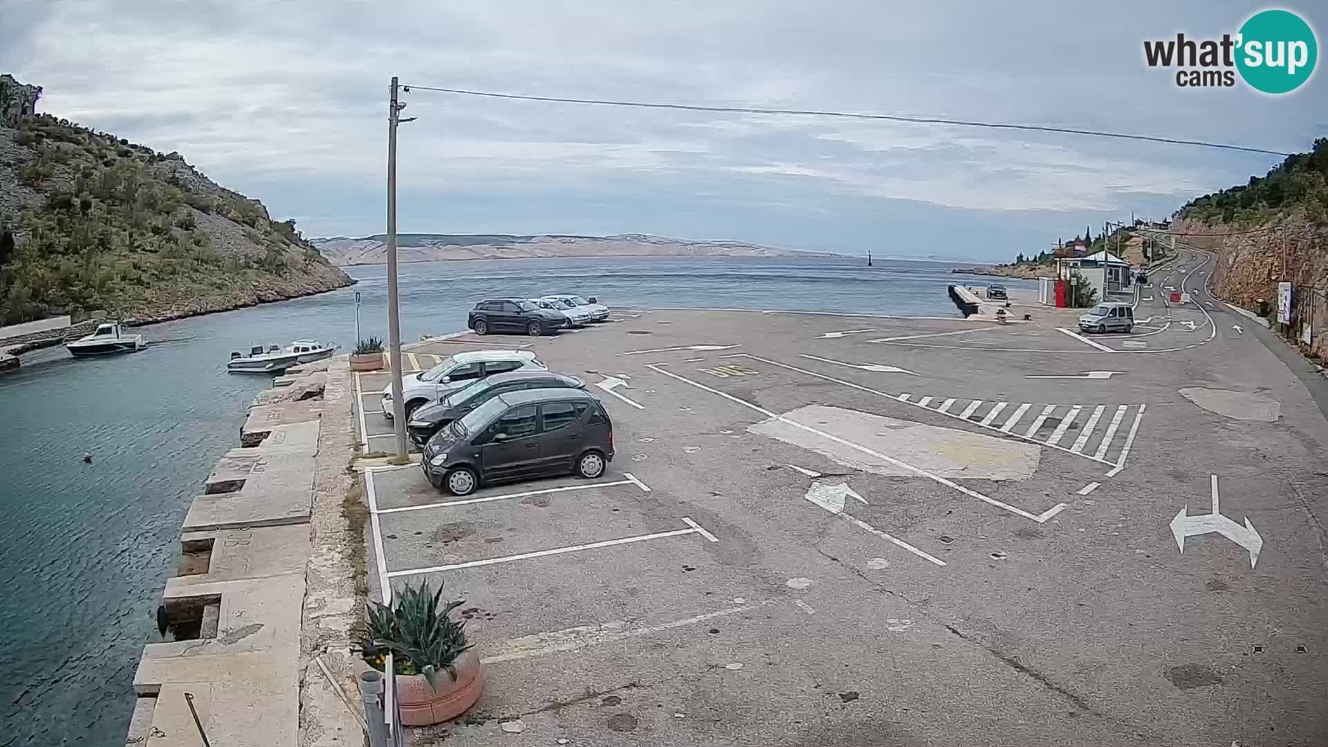 Spletna kamera trajektno pristanišče Prizna – proti otoku Pag