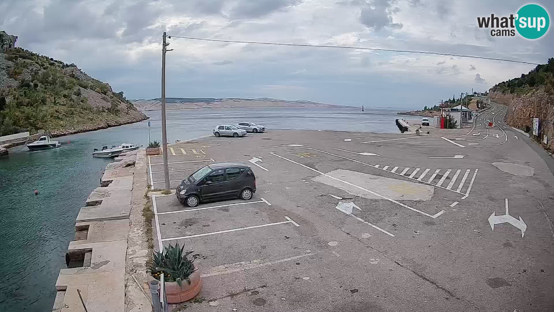 Spletna kamera trajektno pristanišče Prizna – proti otoku Pag