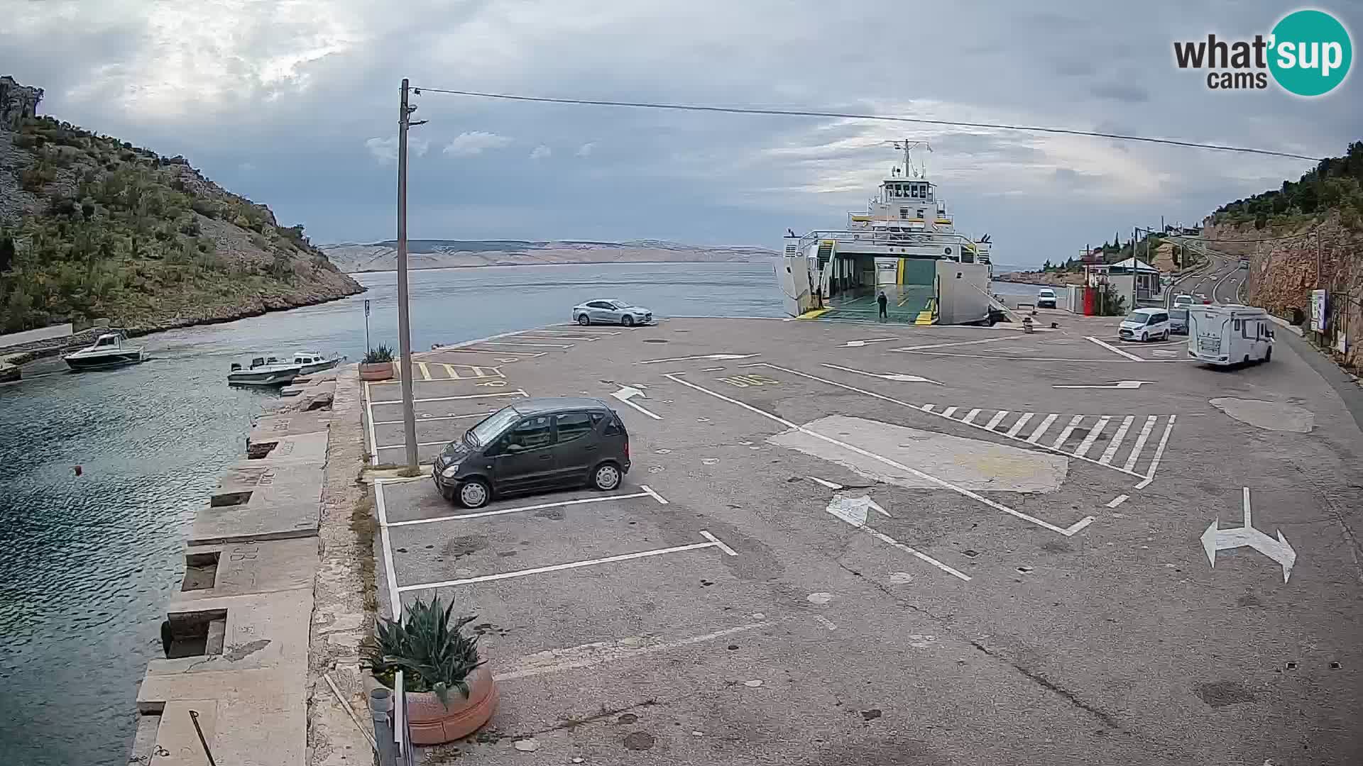 Spletna kamera trajektno pristanišče Prizna – proti otoku Pag