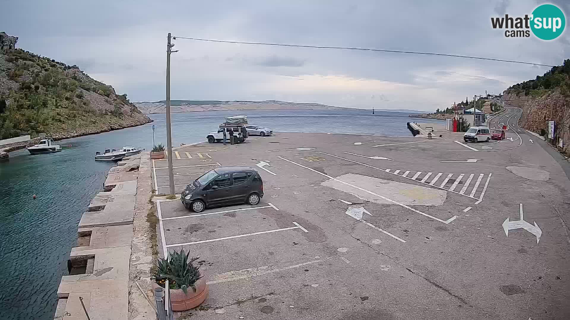 Spletna kamera trajektno pristanišče Prizna – proti otoku Pag