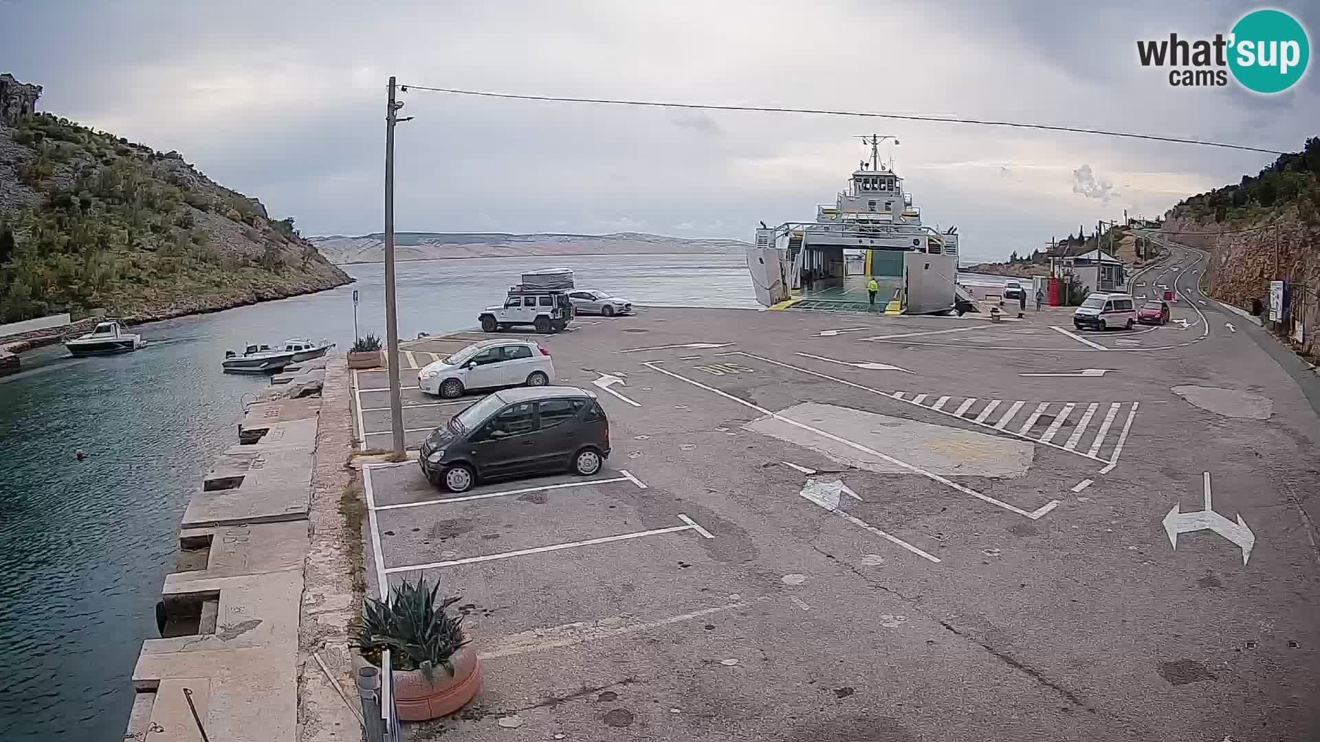 Spletna kamera trajektno pristanišče Prizna – proti otoku Pag