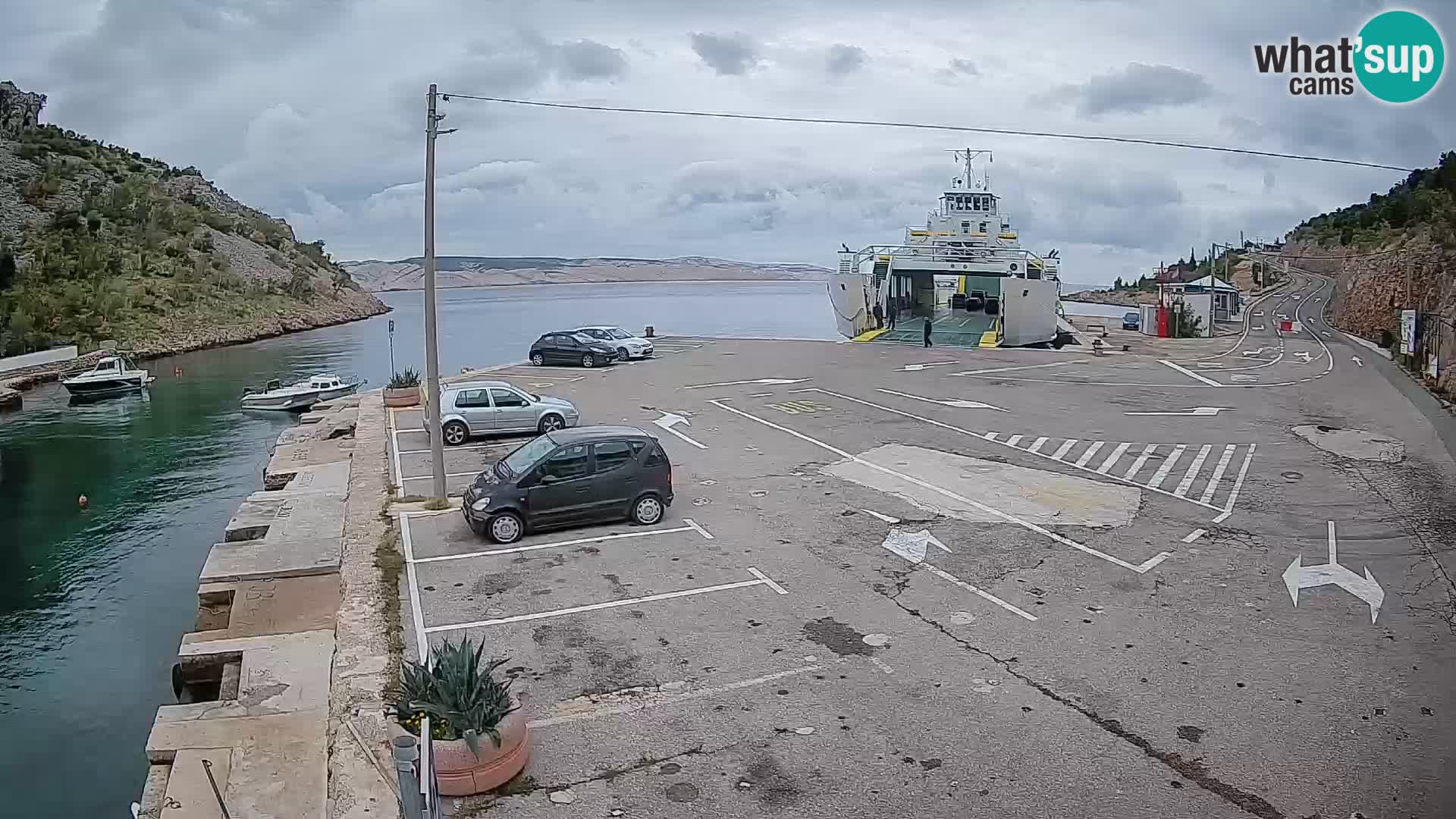 Webcam del puerto de ferris de Prizna – hacia la isla de Pag