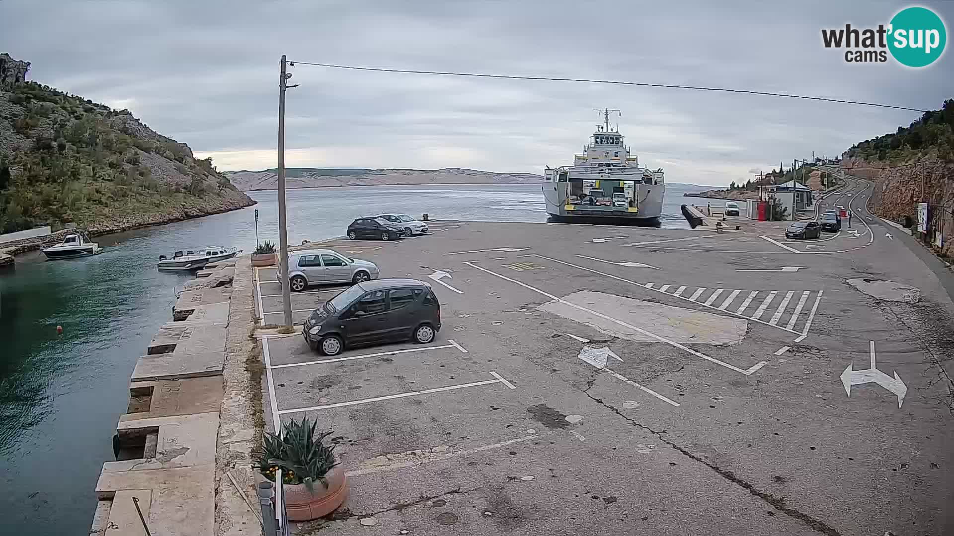 Webcam del puerto de ferris de Prizna – hacia la isla de Pag