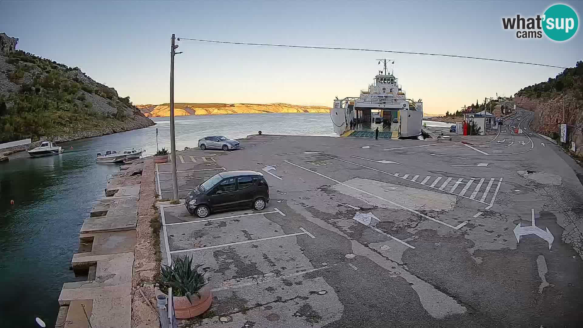 Webcam del puerto de ferris de Prizna – hacia la isla de Pag