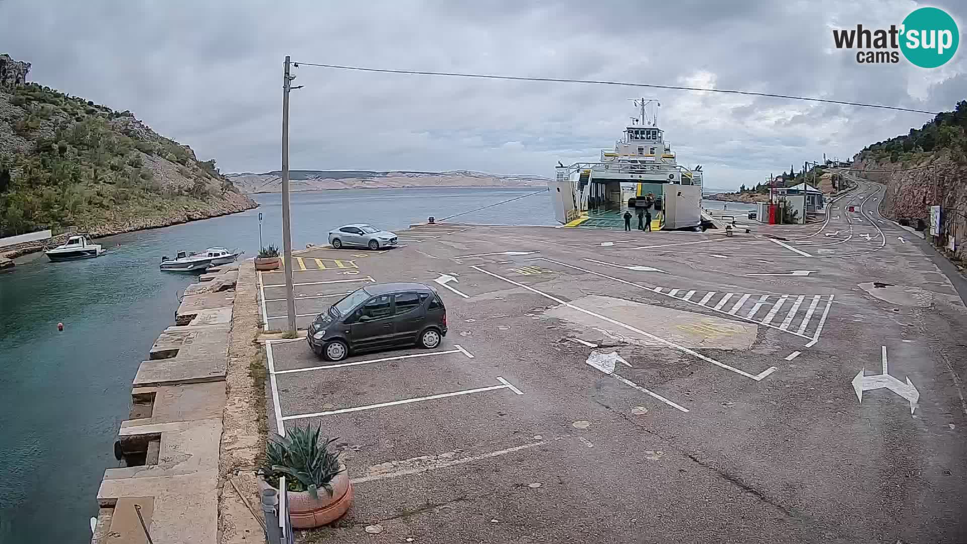 Webcam del puerto de ferris de Prizna – hacia la isla de Pag