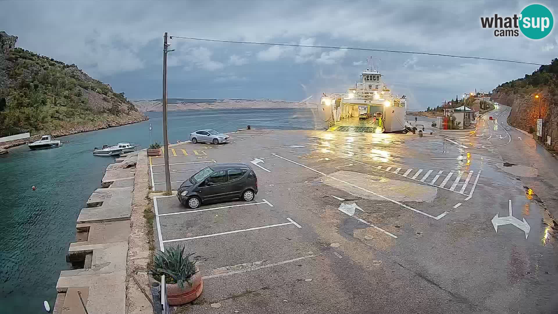 Webcam del puerto de ferris de Prizna – hacia la isla de Pag
