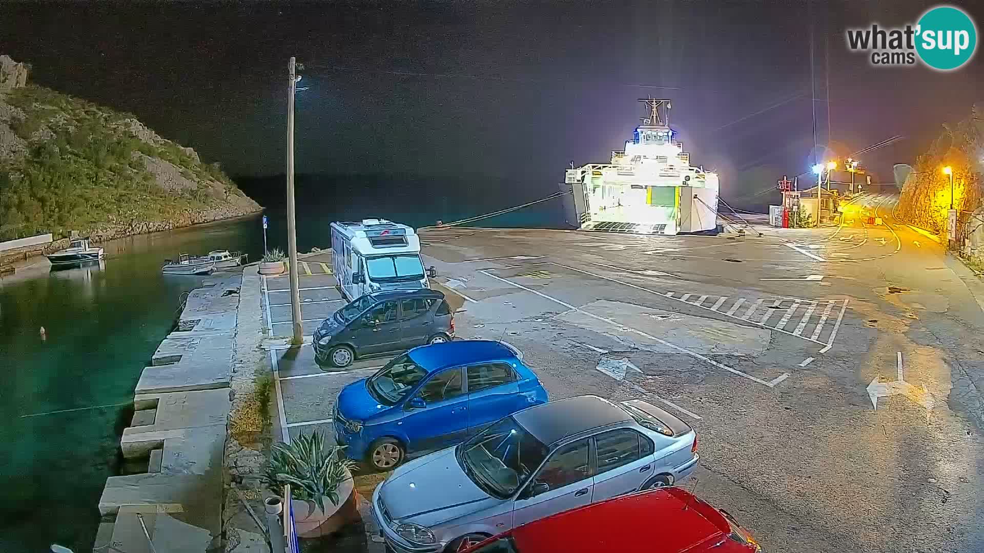 Spletna kamera trajektno pristanišče Prizna – proti otoku Pag