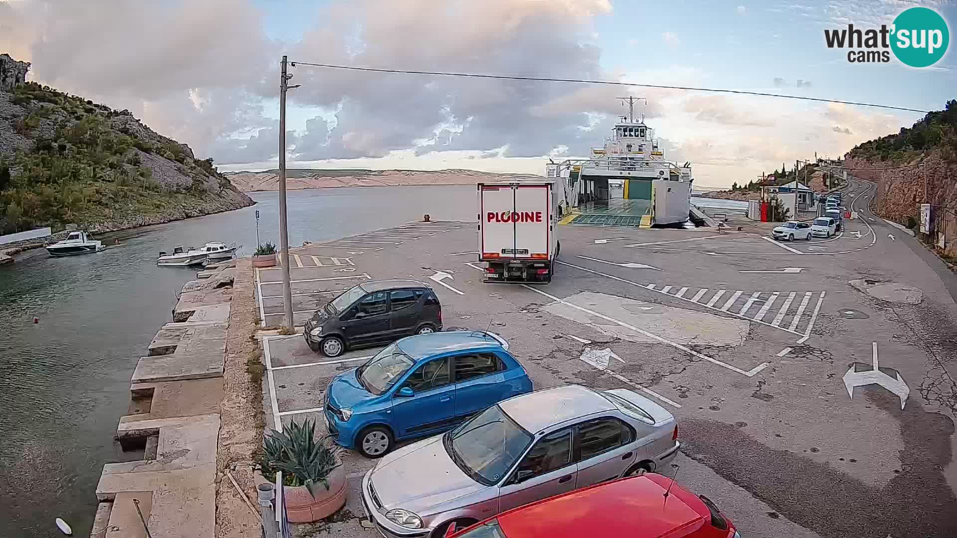 Spletna kamera trajektno pristanišče Prizna – proti otoku Pag