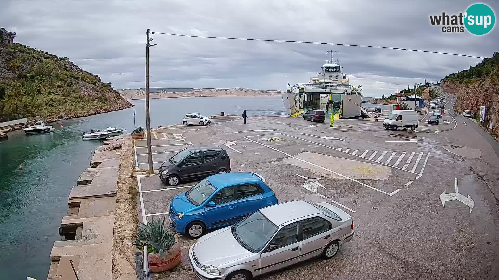 Spletna kamera trajektno pristanišče Prizna – proti otoku Pag