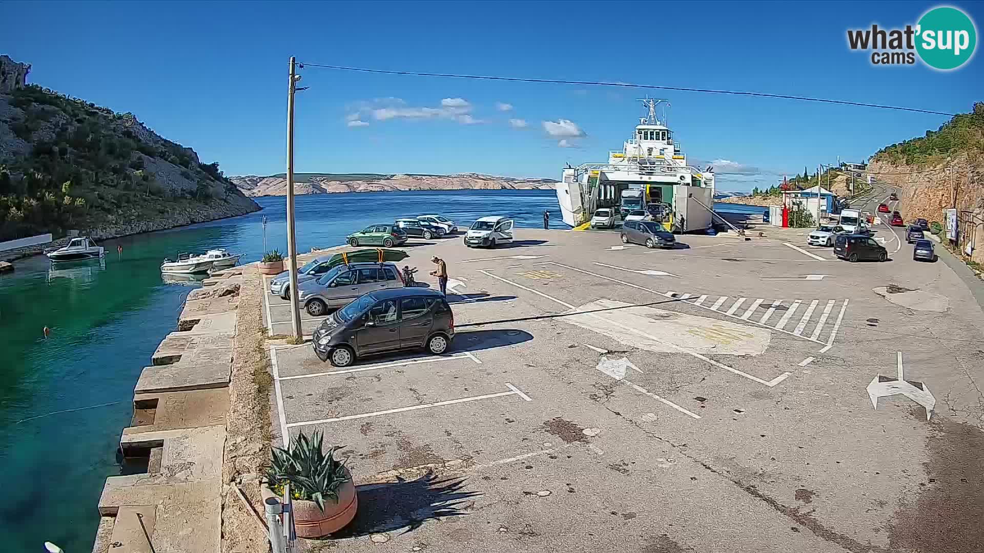 Spletna kamera trajektno pristanišče Prizna – proti otoku Pag