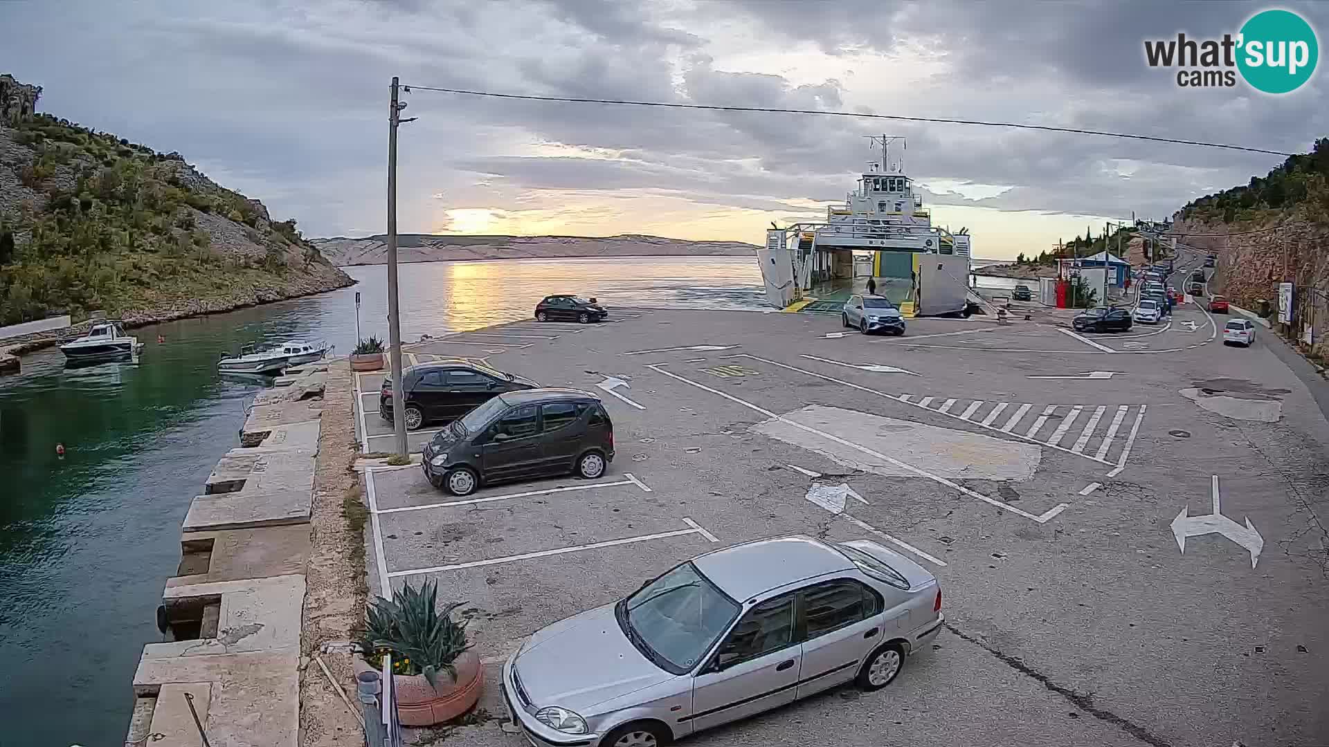Spletna kamera trajektno pristanišče Prizna – proti otoku Pag
