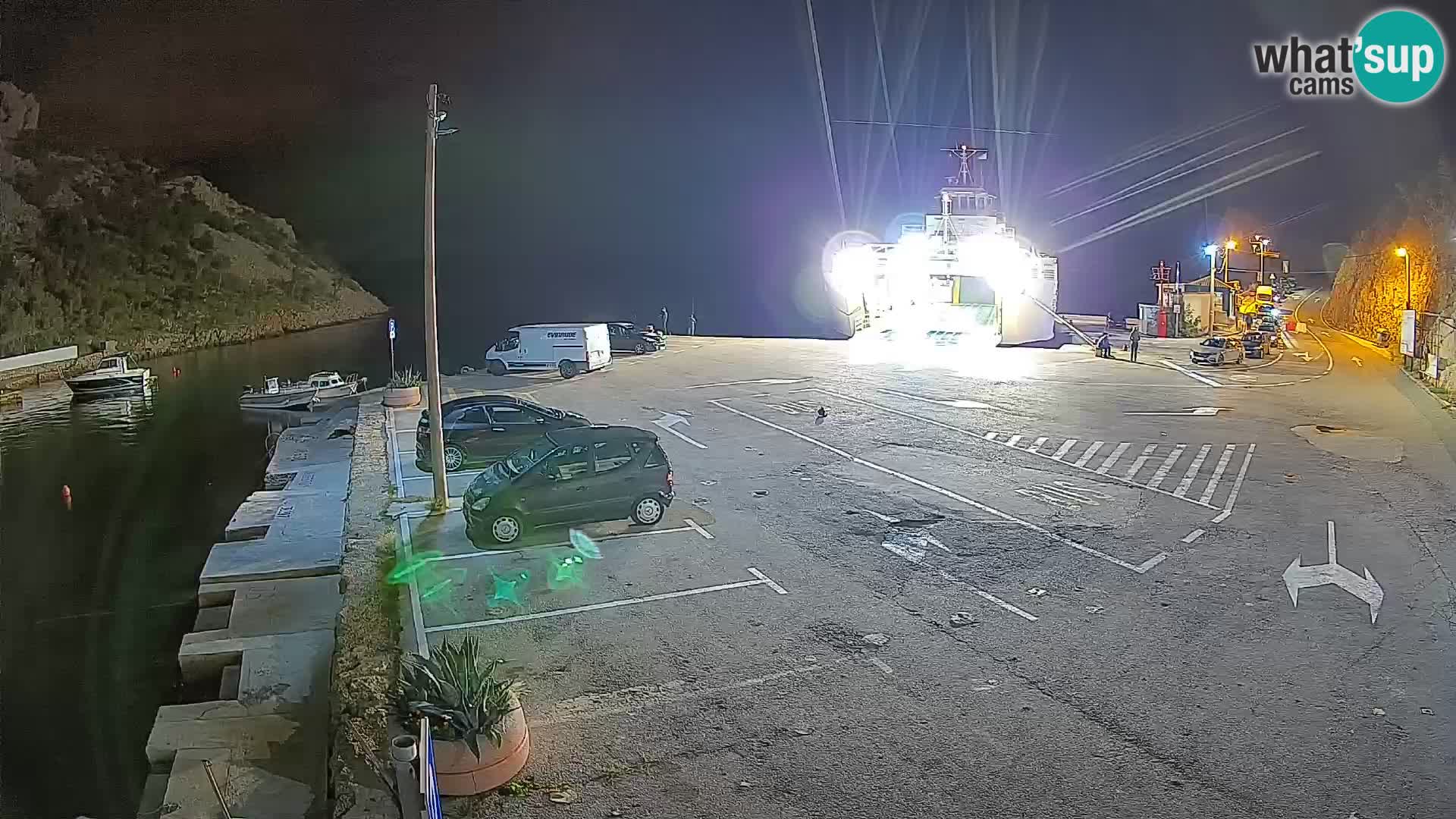 Spletna kamera trajektno pristanišče Prizna – proti otoku Pag