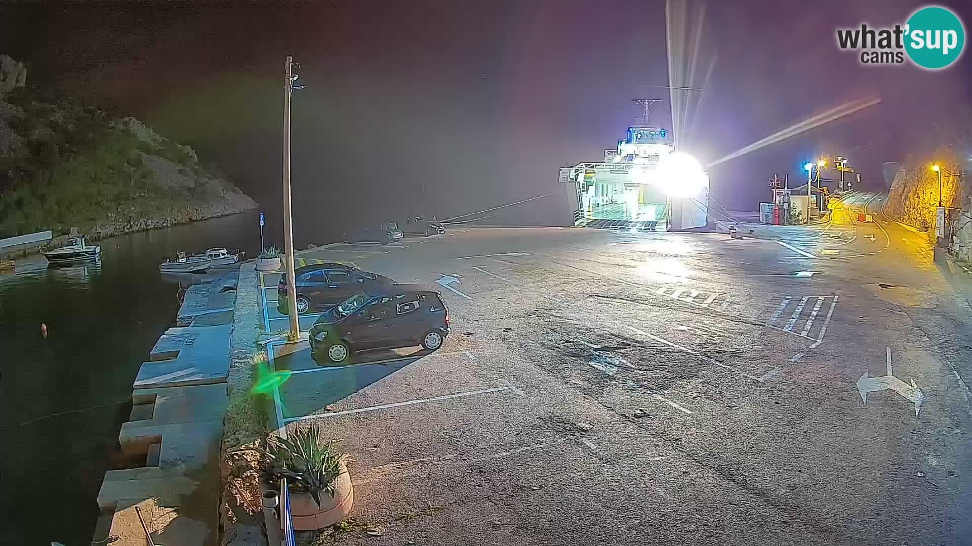 Spletna kamera trajektno pristanišče Prizna – proti otoku Pag