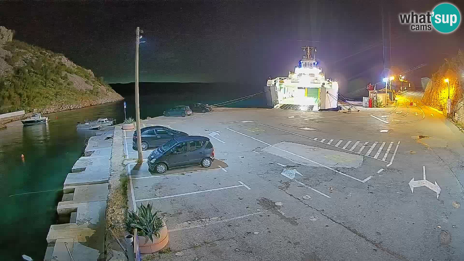 Spletna kamera trajektno pristanišče Prizna – proti otoku Pag