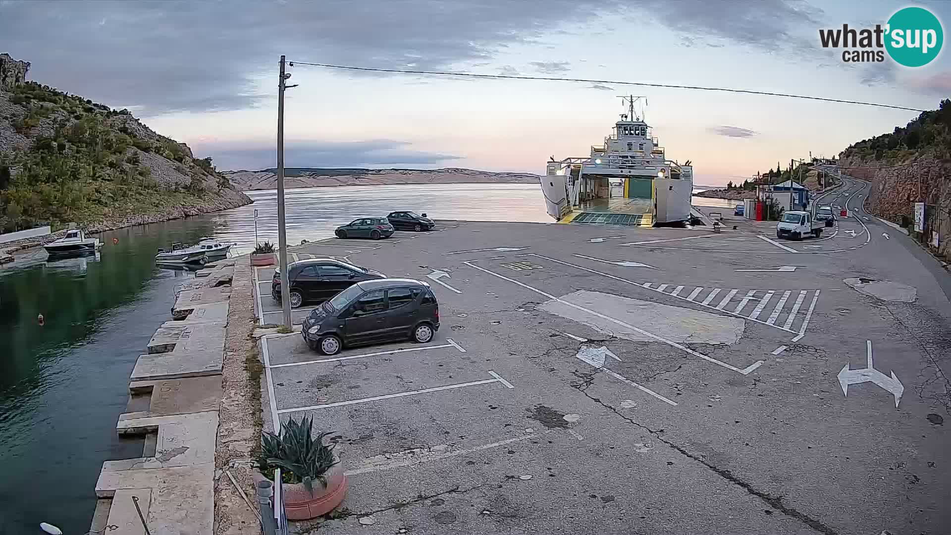 Spletna kamera trajektno pristanišče Prizna – proti otoku Pag