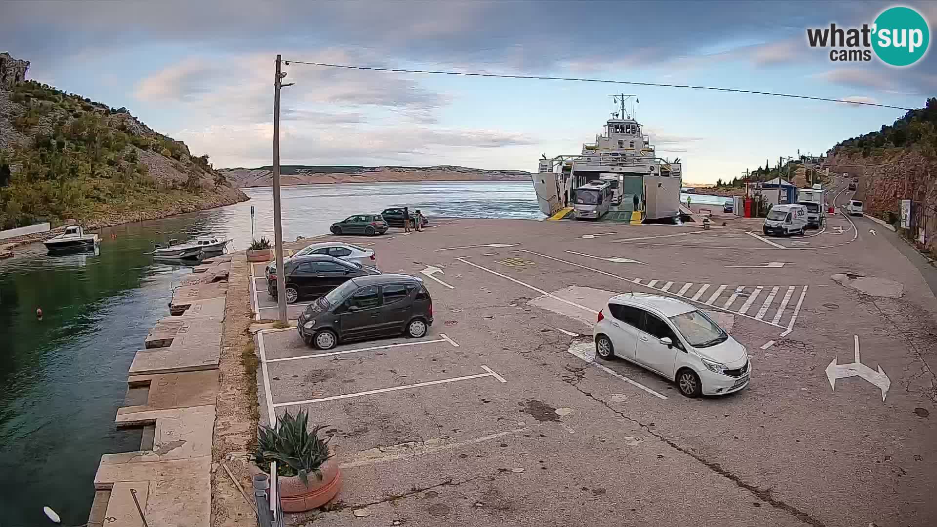Webcam del puerto de ferris de Prizna – hacia la isla de Pag