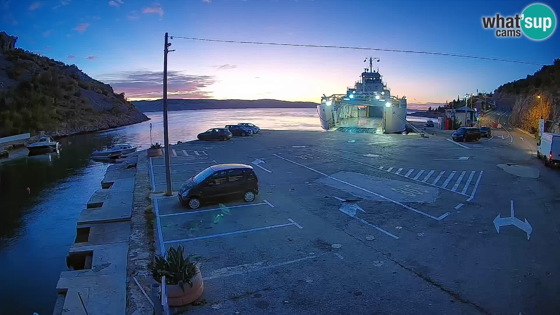 Webcam del puerto de ferris de Prizna – hacia la isla de Pag