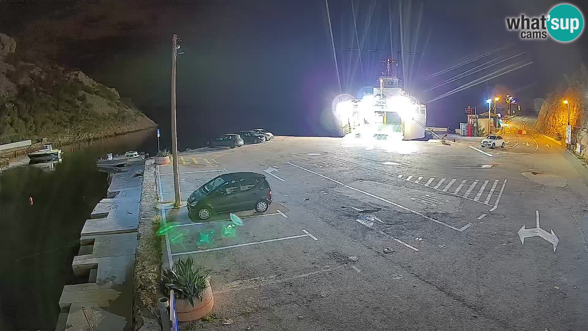 Spletna kamera trajektno pristanišče Prizna – proti otoku Pag