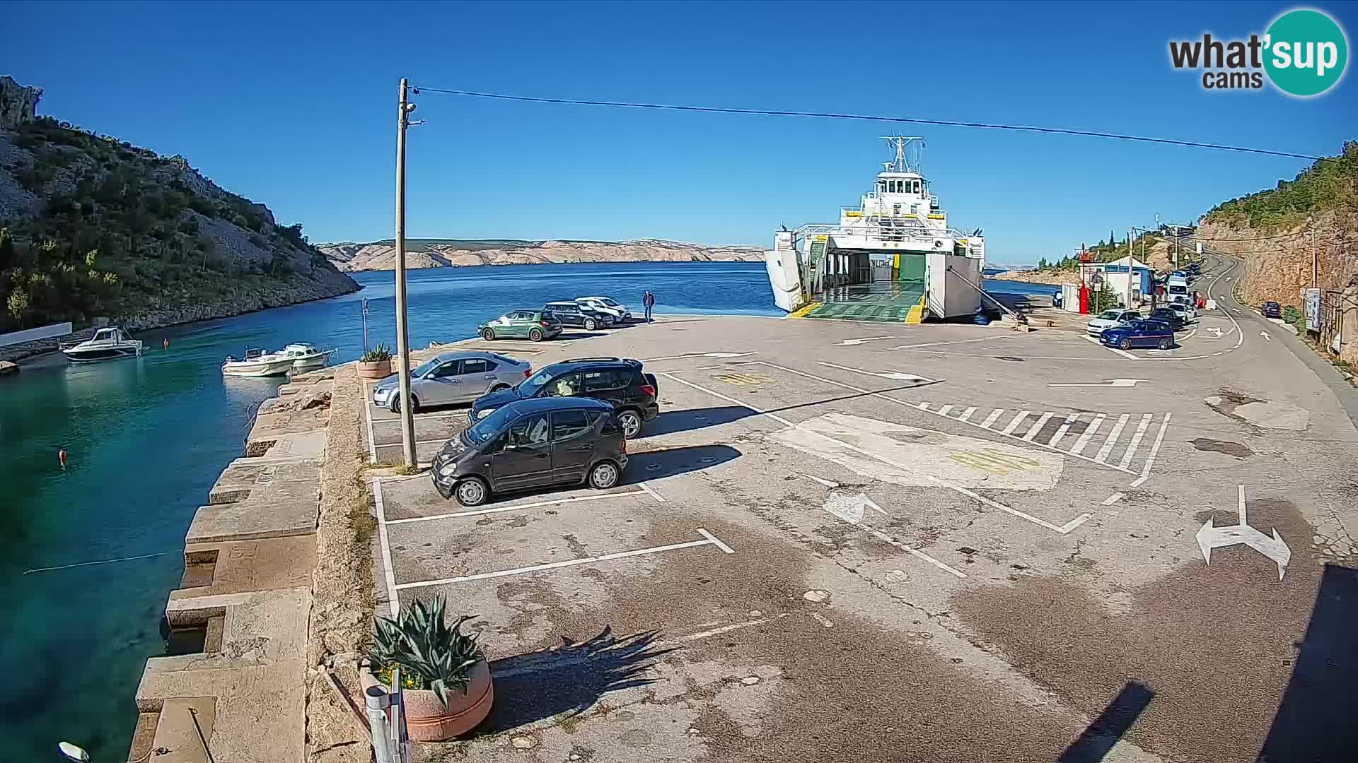 Spletna kamera trajektno pristanišče Prizna – proti otoku Pag