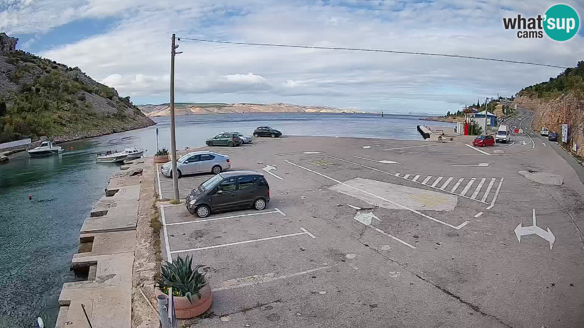 Spletna kamera trajektno pristanišče Prizna – proti otoku Pag