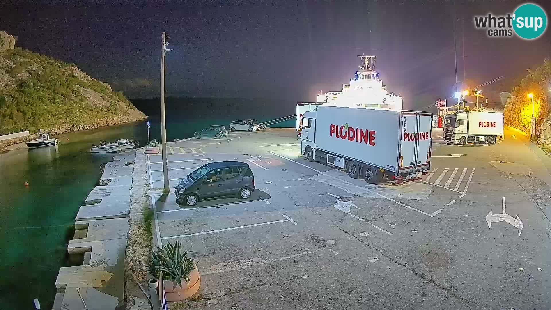 Spletna kamera trajektno pristanišče Prizna – proti otoku Pag