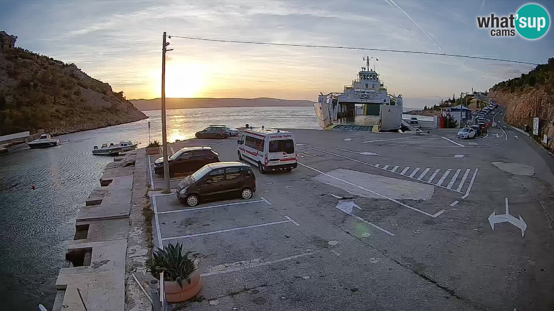 Spletna kamera trajektno pristanišče Prizna – proti otoku Pag