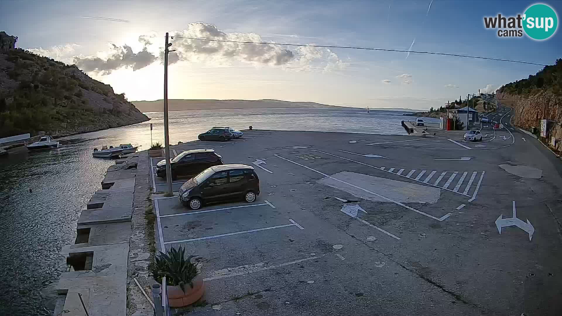 Spletna kamera trajektno pristanišče Prizna – proti otoku Pag