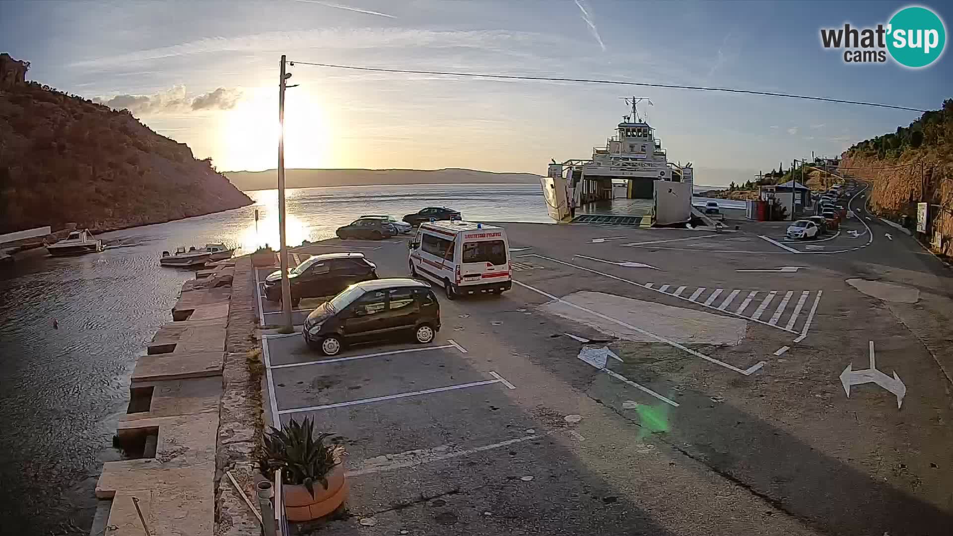 Spletna kamera trajektno pristanišče Prizna – proti otoku Pag