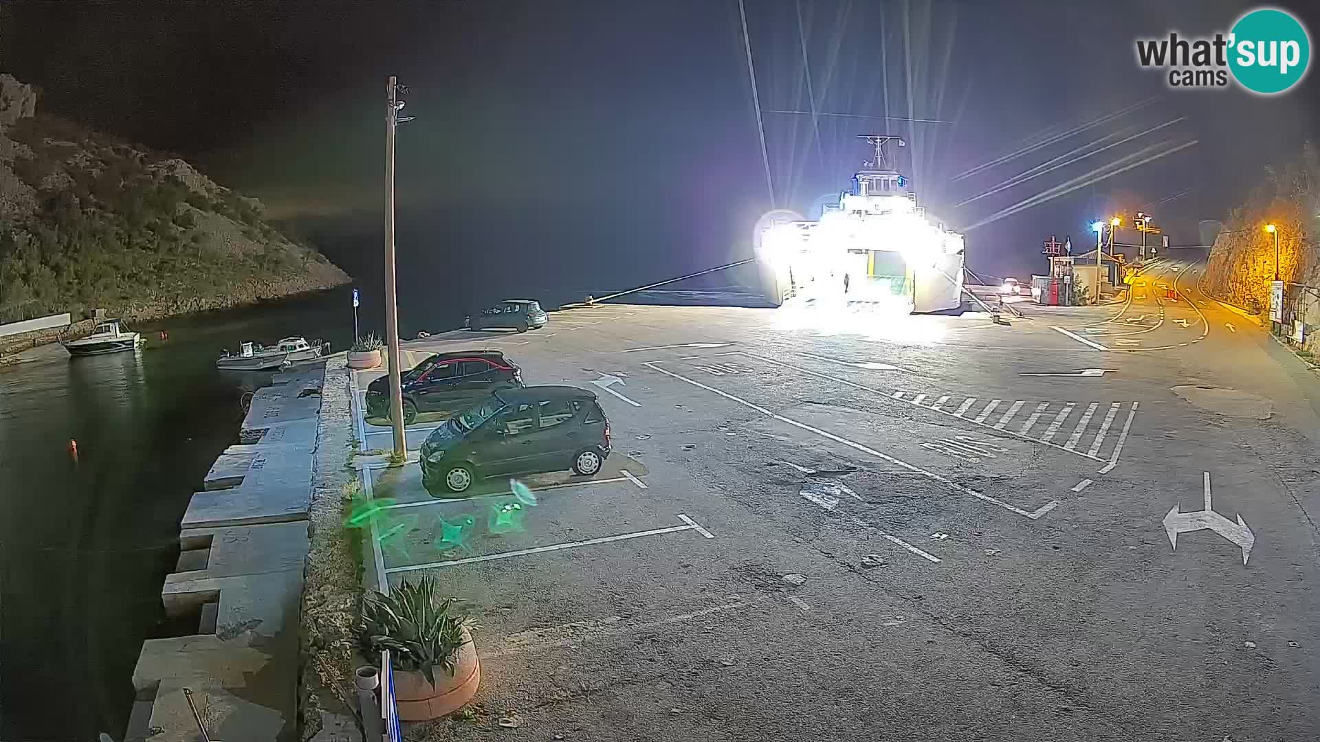 Spletna kamera trajektno pristanišče Prizna – proti otoku Pag