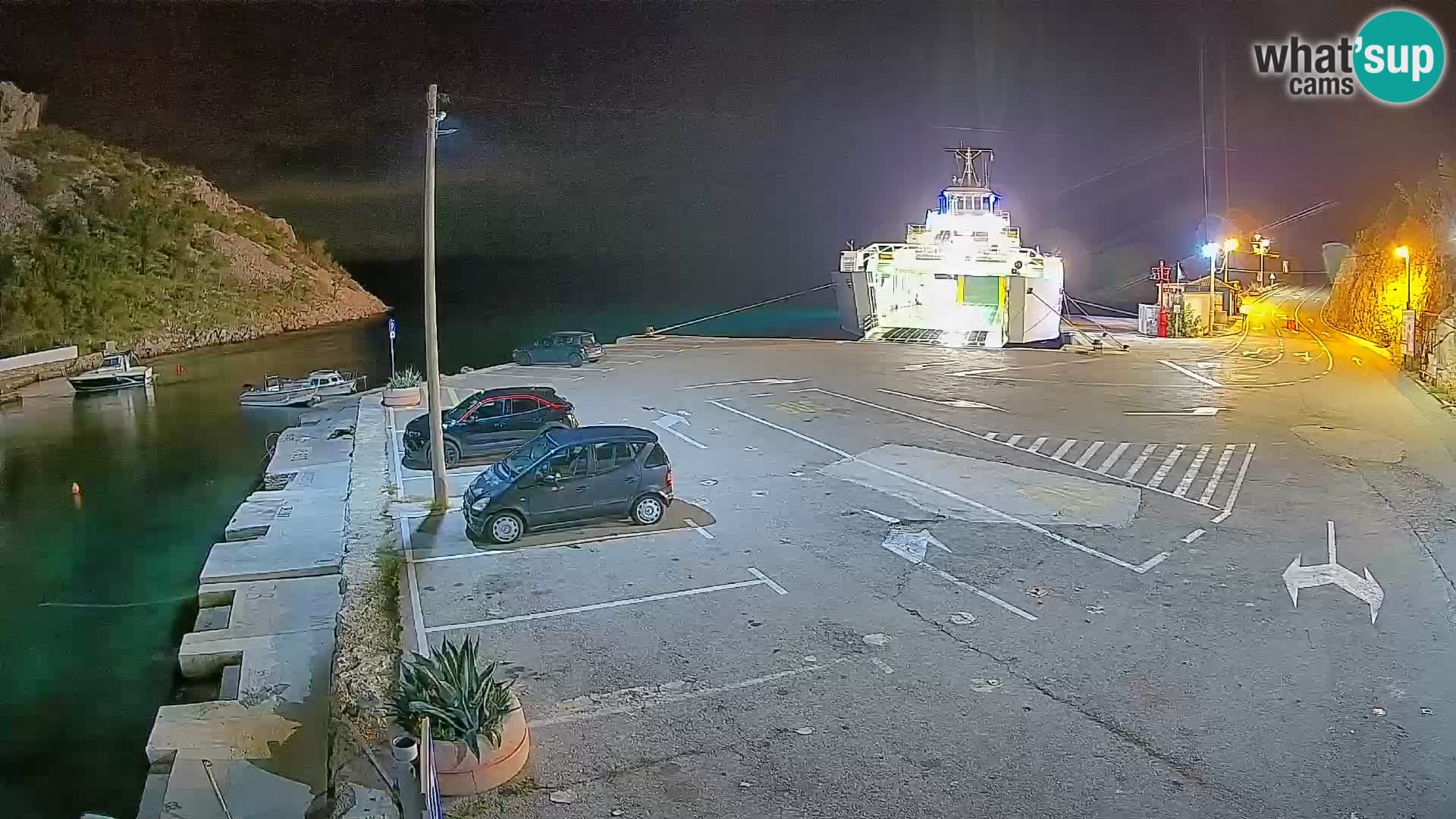 Spletna kamera trajektno pristanišče Prizna – proti otoku Pag