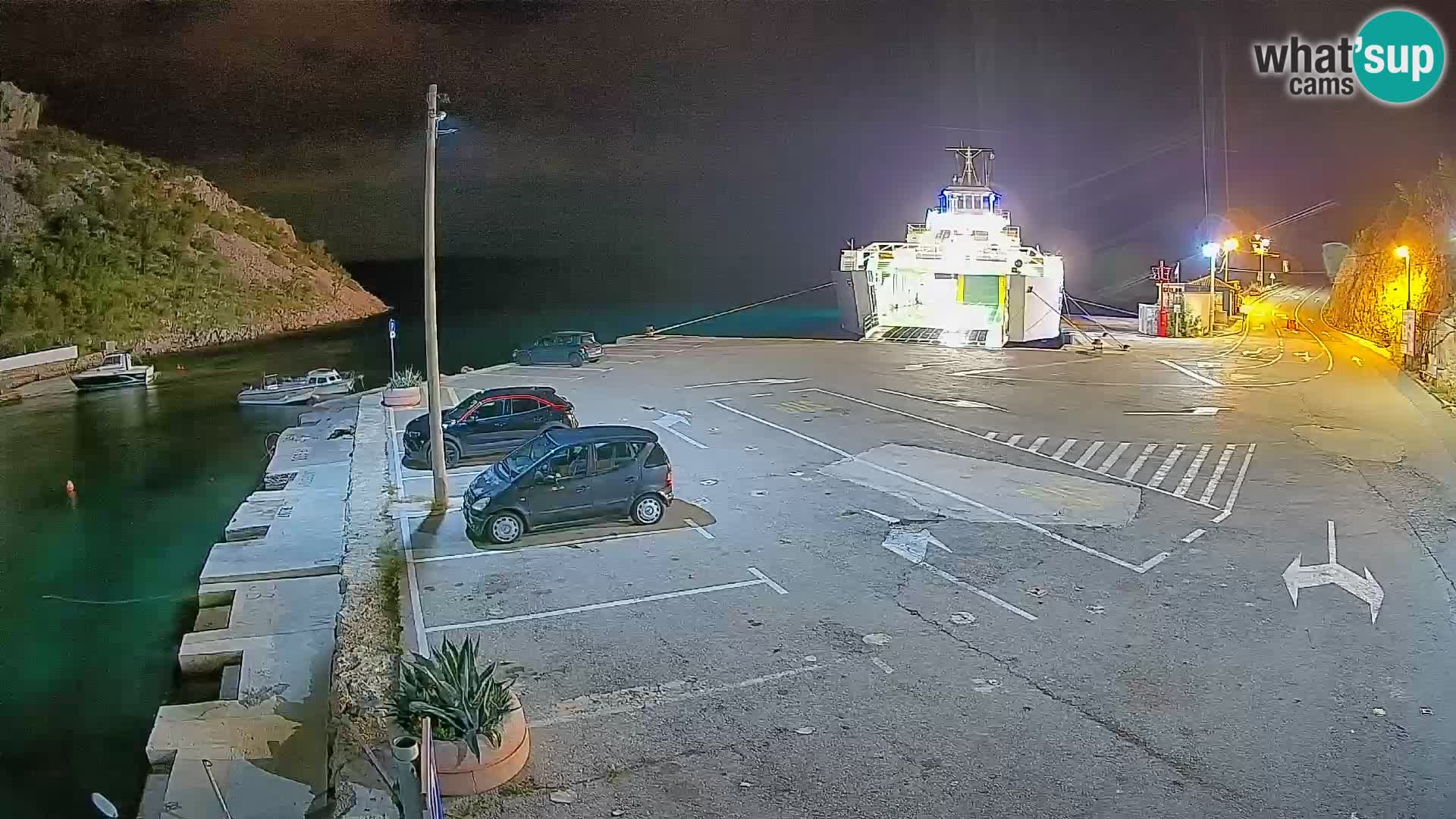 Spletna kamera trajektno pristanišče Prizna – proti otoku Pag