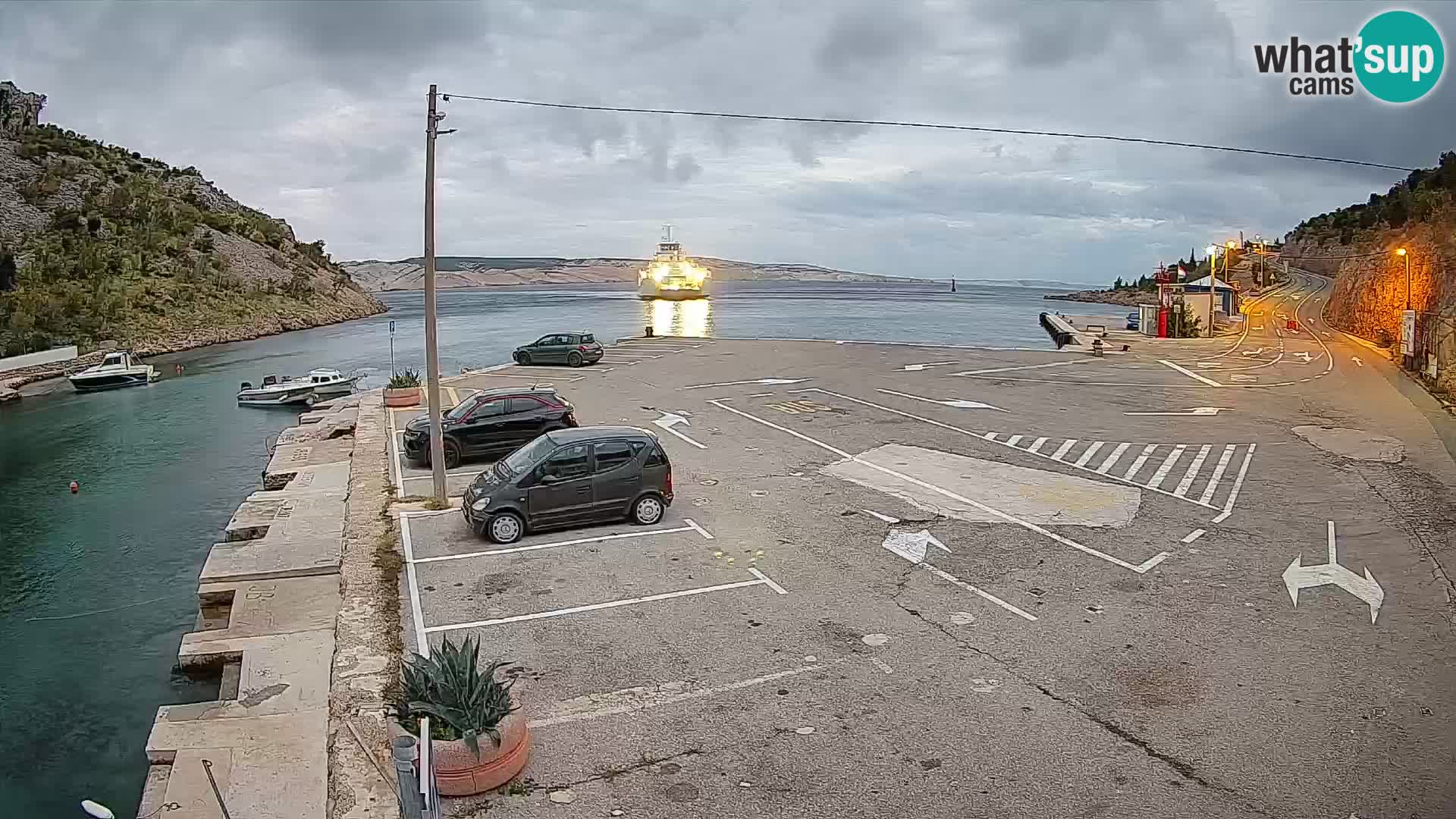Webcam del puerto de ferris de Prizna – hacia la isla de Pag