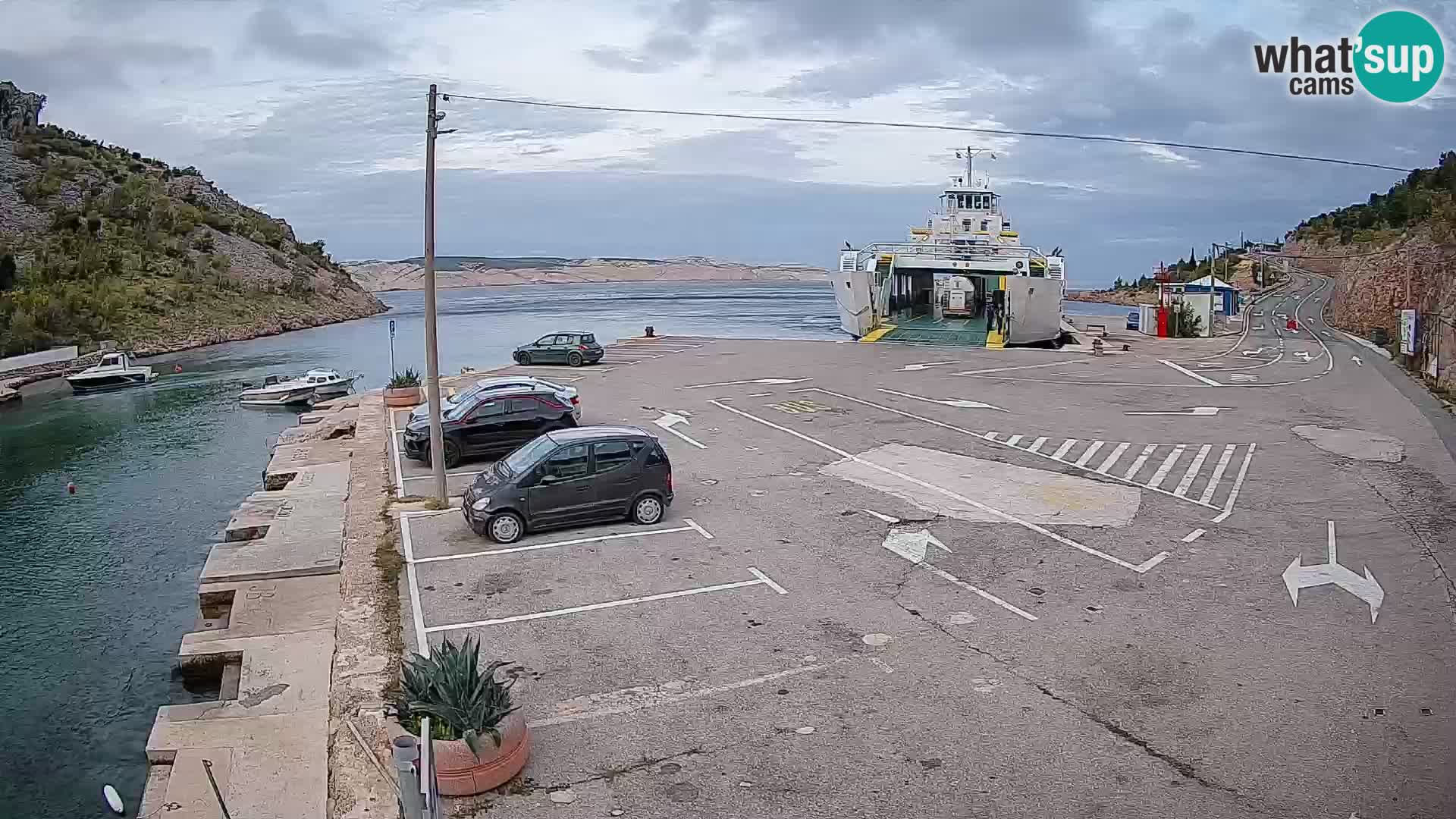 Spletna kamera trajektno pristanišče Prizna – proti otoku Pag