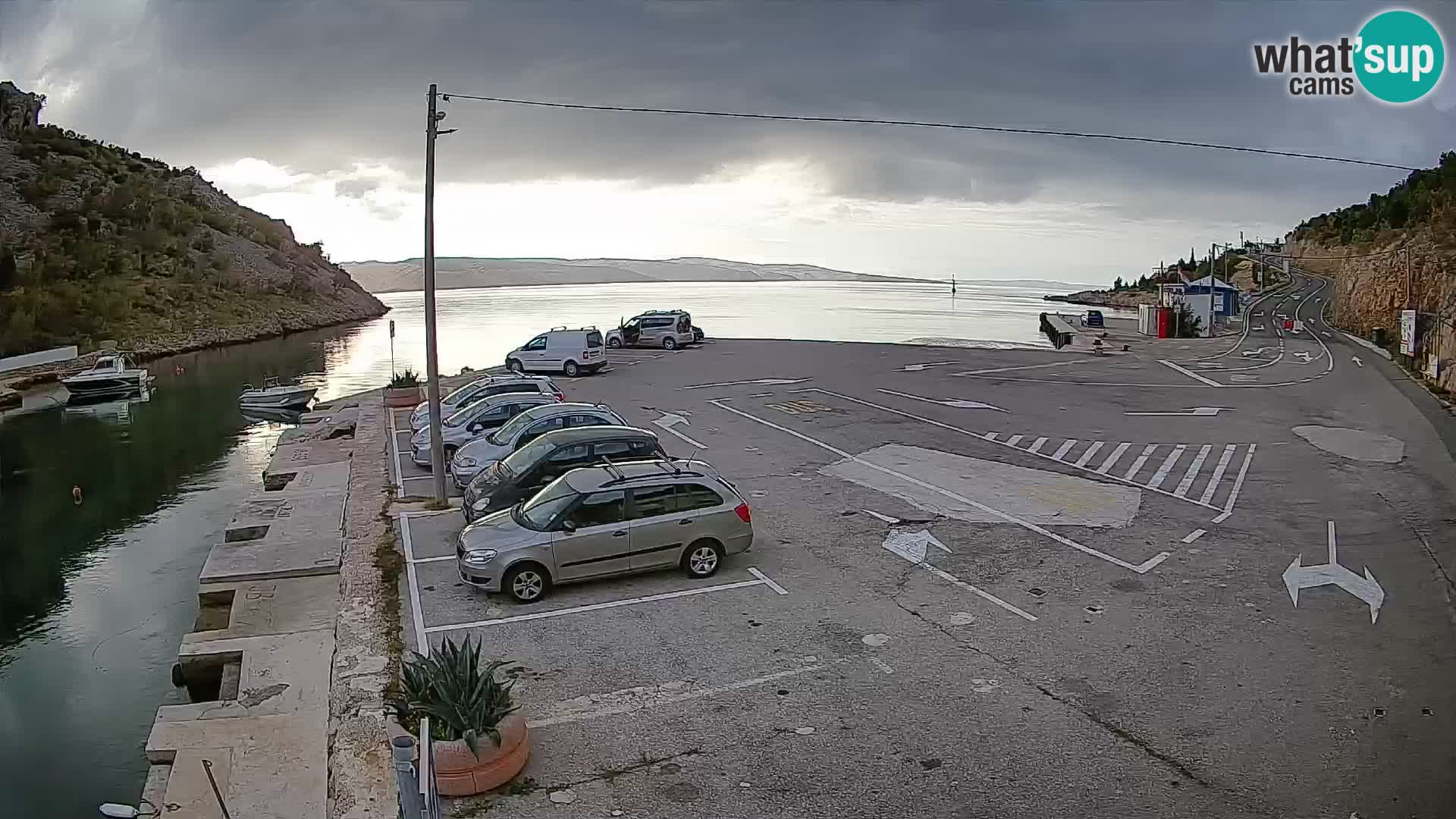 Spletna kamera trajektno pristanišče Prizna – proti otoku Pag