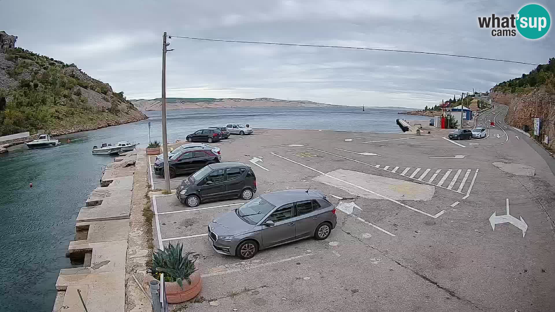 Spletna kamera trajektno pristanišče Prizna – proti otoku Pag