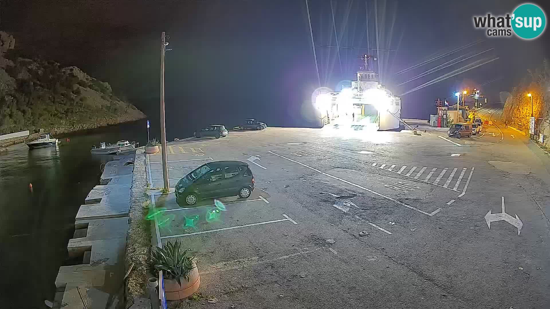 Spletna kamera trajektno pristanišče Prizna – proti otoku Pag