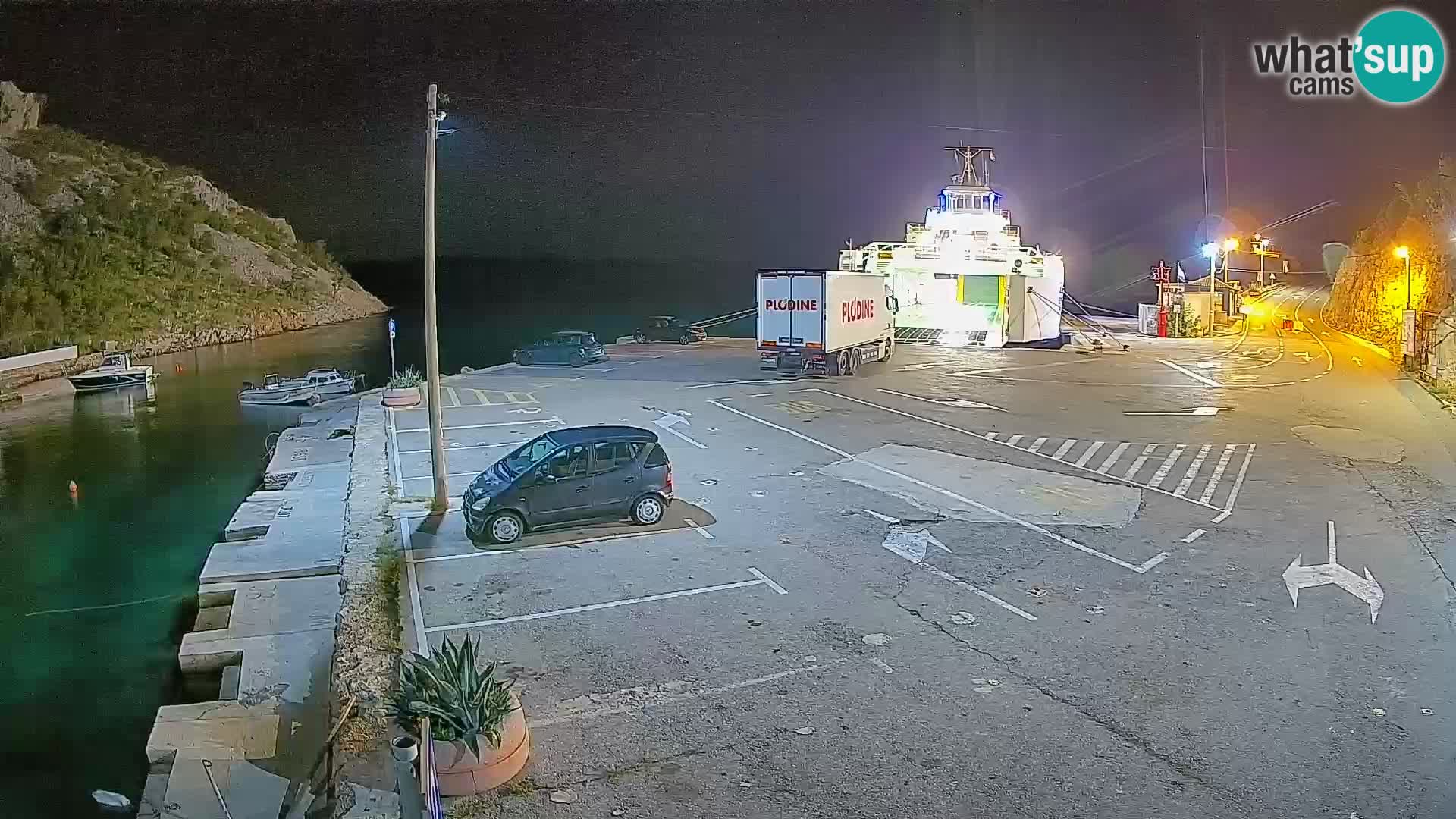 Spletna kamera trajektno pristanišče Prizna – proti otoku Pag