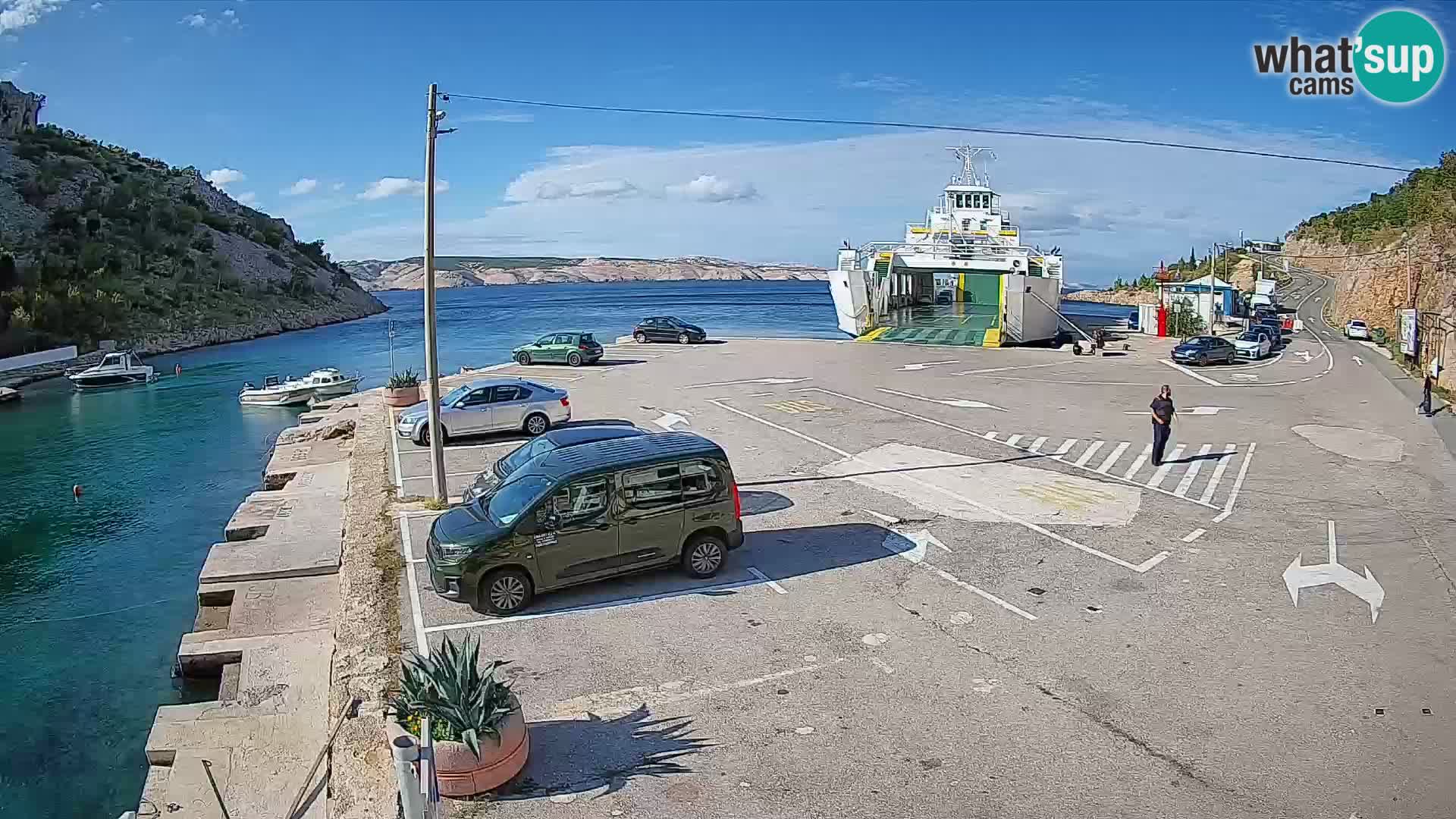 Spletna kamera trajektno pristanišče Prizna – proti otoku Pag