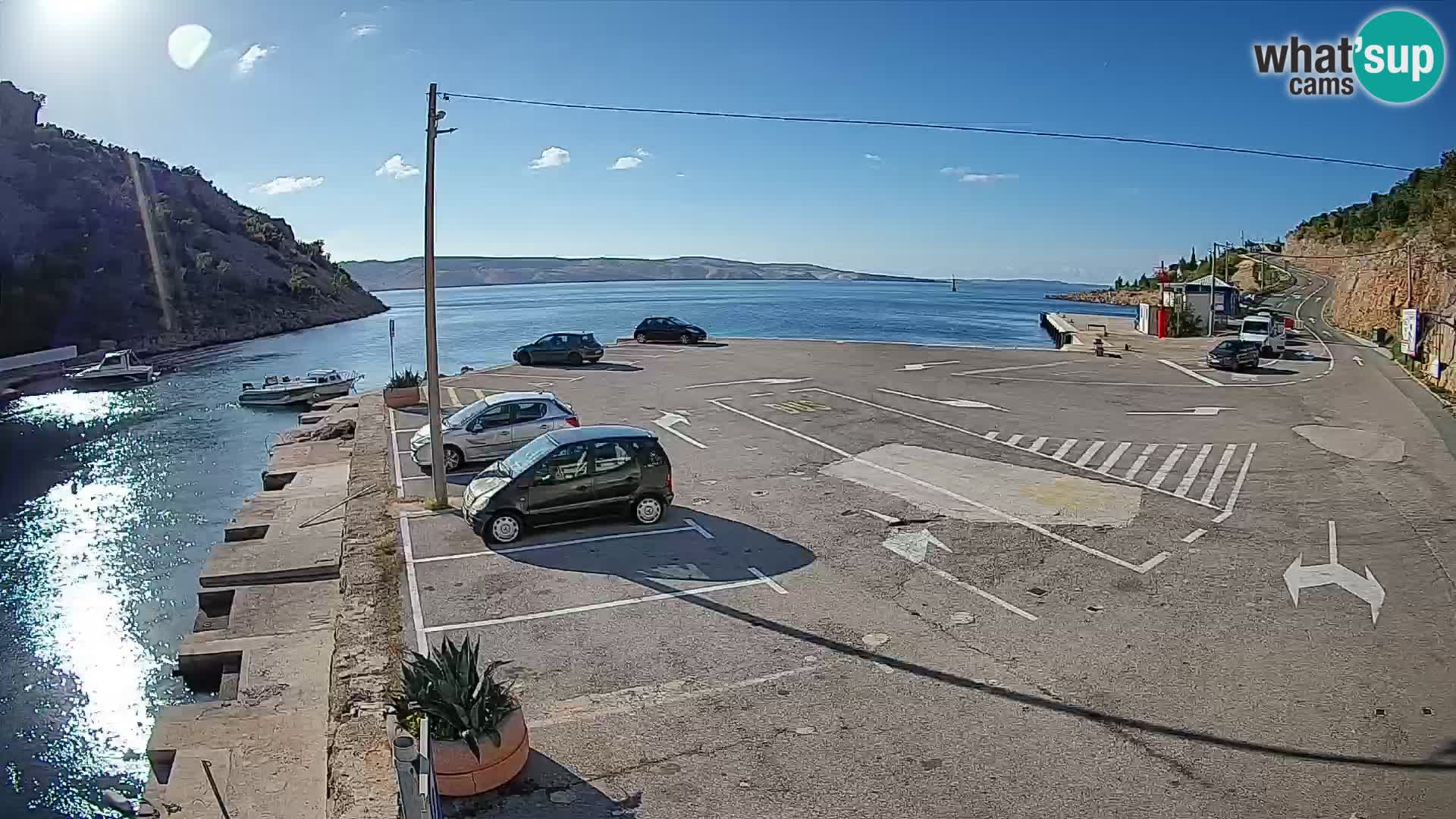 Spletna kamera trajektno pristanišče Prizna – proti otoku Pag