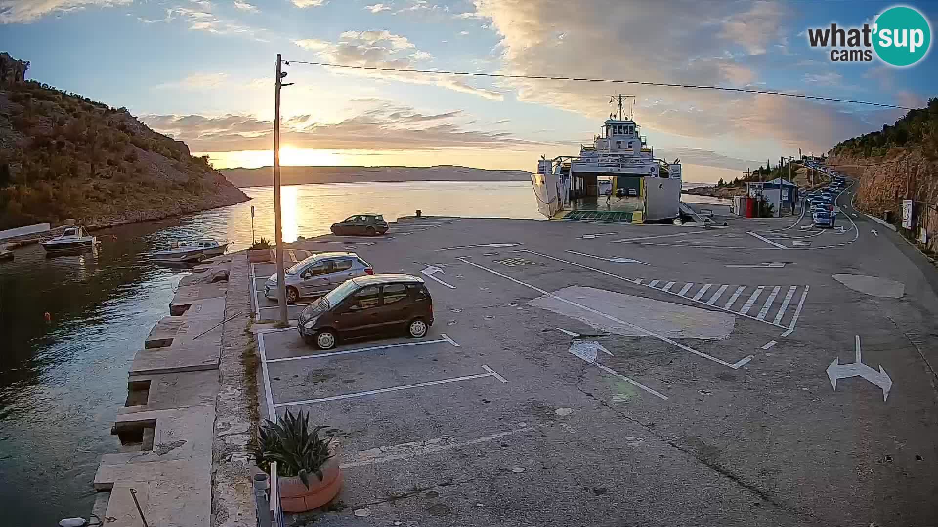 Spletna kamera trajektno pristanišče Prizna – proti otoku Pag