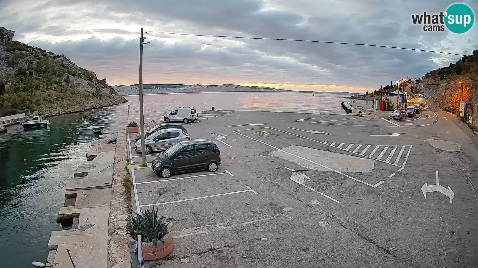 Webcam del puerto de ferris de Prizna – hacia la isla de Pag
