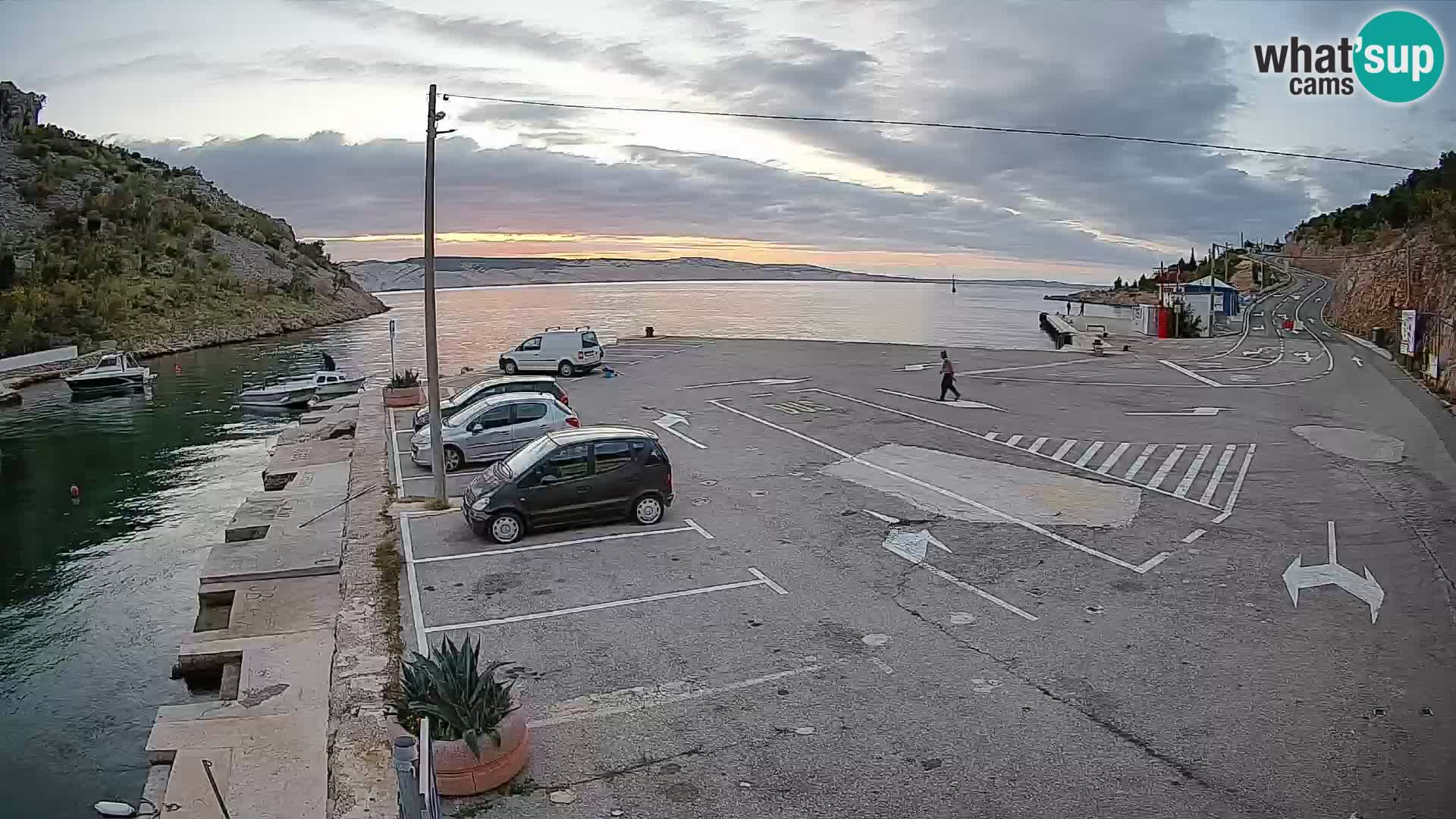 Spletna kamera trajektno pristanišče Prizna – proti otoku Pag