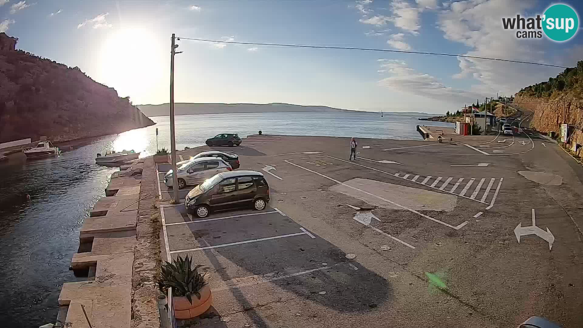 Spletna kamera trajektno pristanišče Prizna – proti otoku Pag