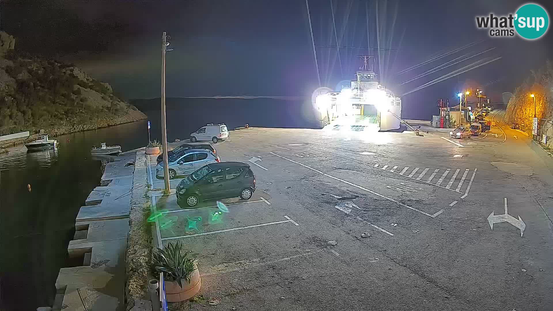 Spletna kamera trajektno pristanišče Prizna – proti otoku Pag