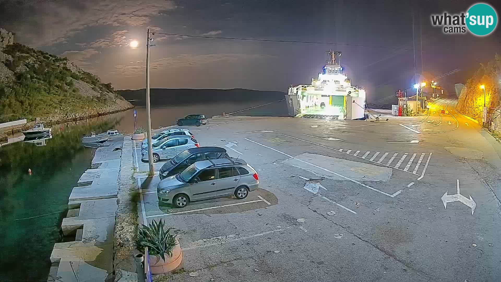 Spletna kamera trajektno pristanišče Prizna – proti otoku Pag