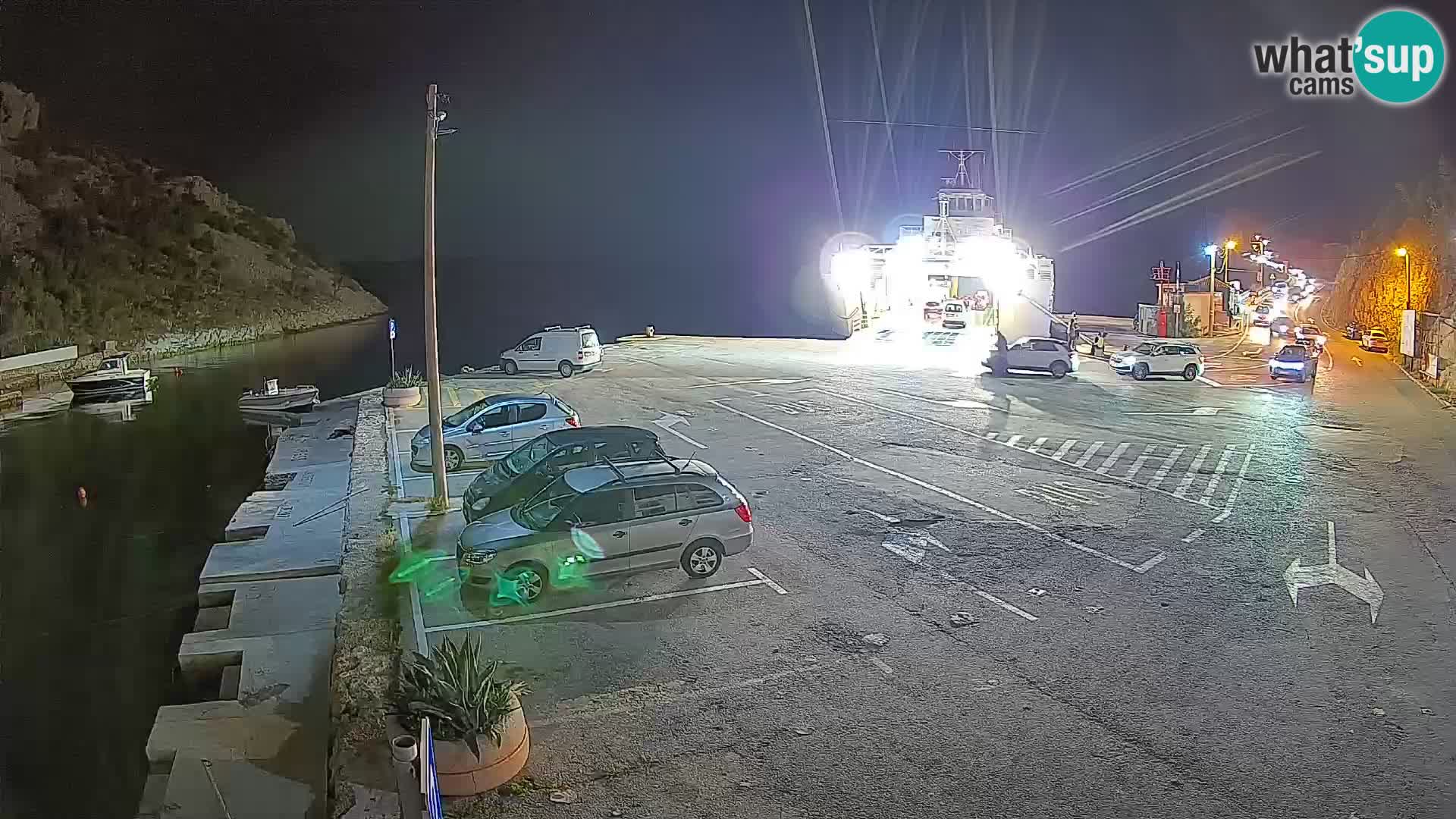 Spletna kamera trajektno pristanišče Prizna – proti otoku Pag