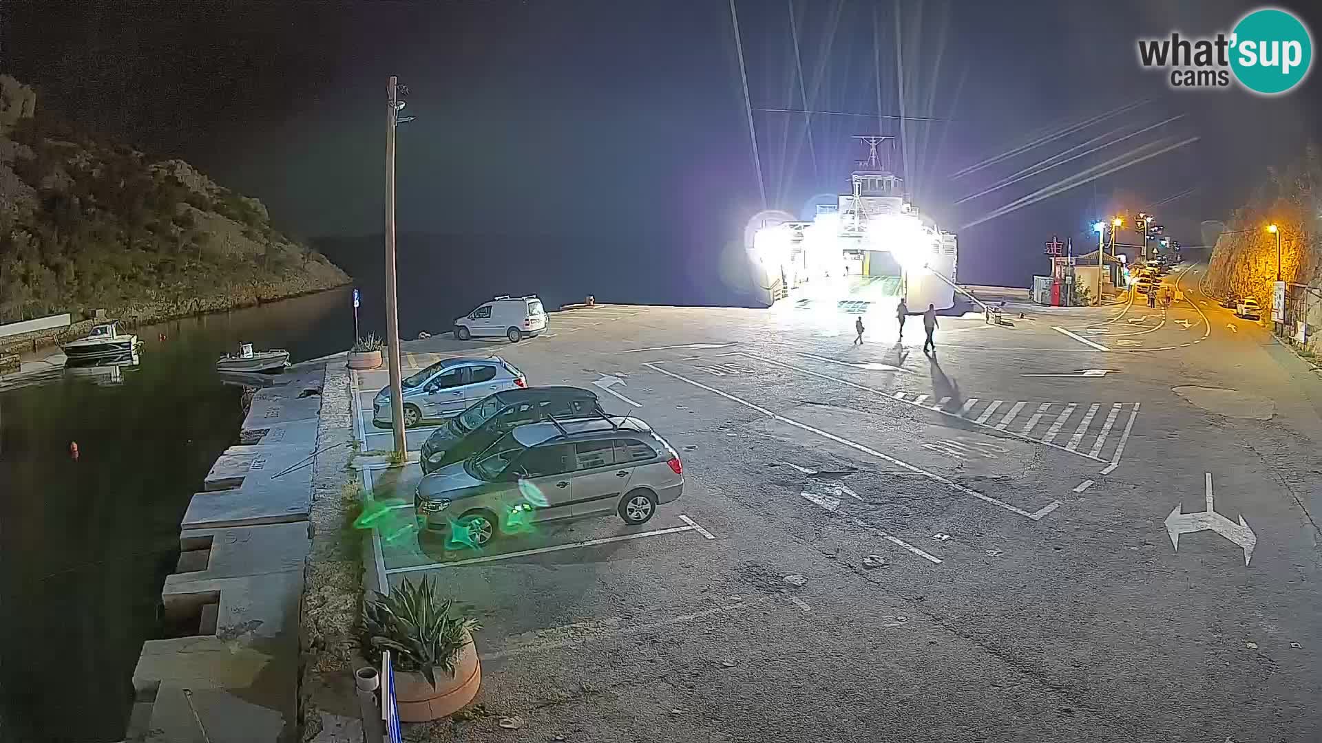 Spletna kamera trajektno pristanišče Prizna – proti otoku Pag