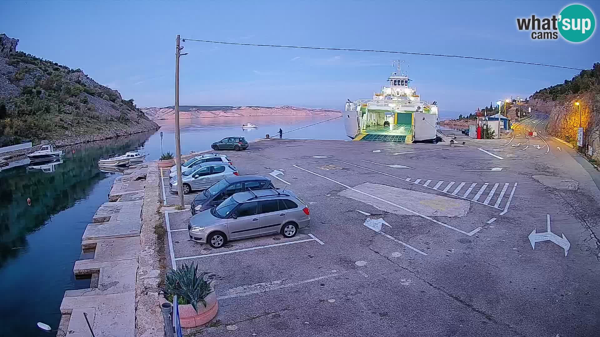 Spletna kamera trajektno pristanišče Prizna – proti otoku Pag