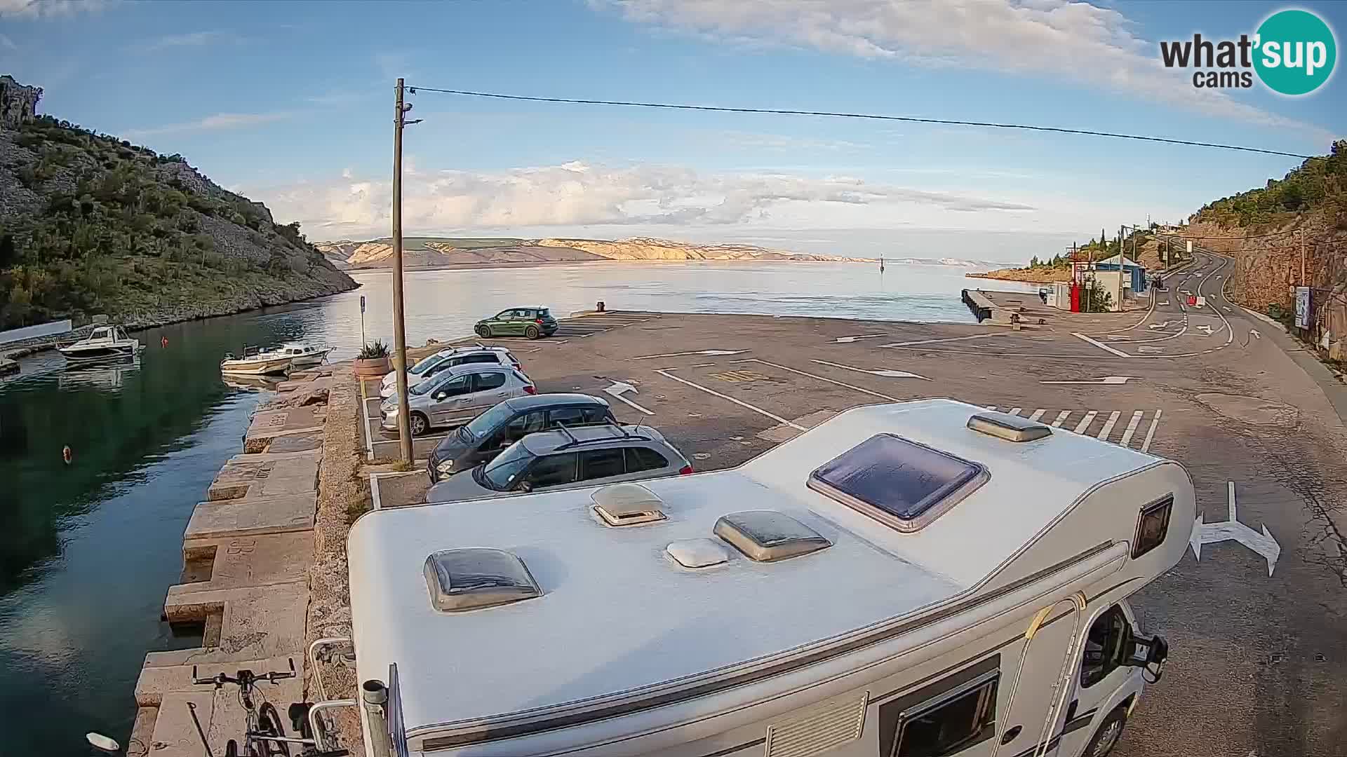 Spletna kamera trajektno pristanišče Prizna – proti otoku Pag